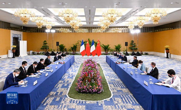 习近平会见法国总统马克龙3_缩小大小.jpg