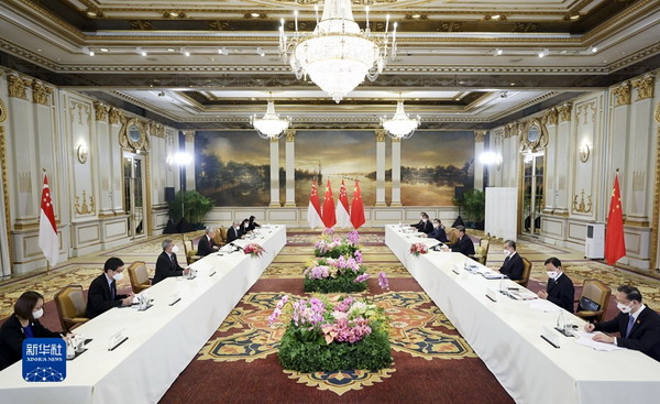 习近平会见新加坡总理李显龙2_缩小大小.jpg