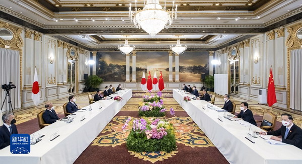 习近平会见日本首相岸田文雄2_缩小大小.jpg