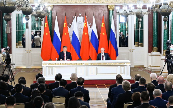 习近平同俄罗斯总统普京共同会见记者_缩小大小.jpg