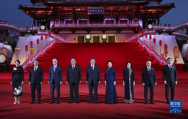 习近平和彭丽媛为出席中国-中亚峰会的中亚国家元首夫妇举行欢迎仪式和欢迎宴会1_缩小大小.jpg