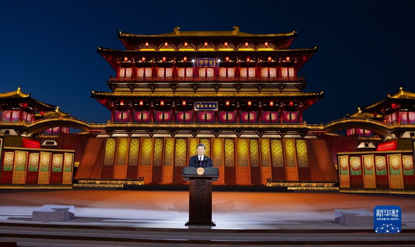 习近平和彭丽媛为出席中国-中亚峰会的中亚国家元首夫妇举行欢迎仪式和欢迎宴会2_缩小大小.jpg