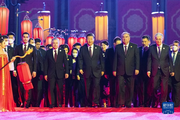 习近平和彭丽媛为出席中国-中亚峰会的中亚国家元首夫妇举行欢迎仪式和欢迎宴会4_缩小大小.jpg