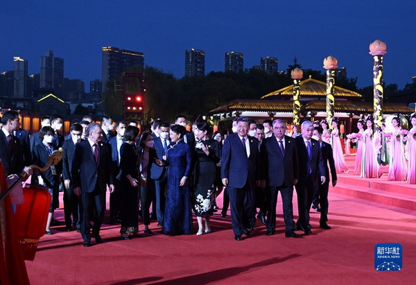 习近平和彭丽媛为出席中国-中亚峰会的中亚国家元首夫妇举行欢迎仪式和欢迎宴会5_缩小大小.jpg