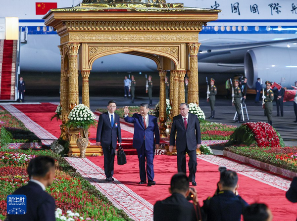 习近平抵达杜尚别开始对塔吉克斯坦进行国事访问5_缩小大小.jpeg