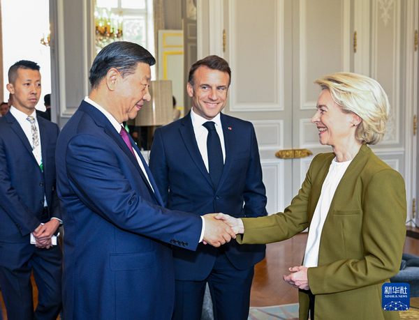 习近平同法国总统马克龙、欧盟委员会主席冯德莱恩举行中法欧领导人三方会晤3_缩小大小.jpg