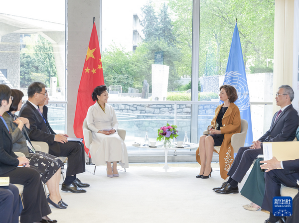 彭丽媛参访联合国教科文组织总部并会见阿祖莱总干事1_缩小大小.jpeg