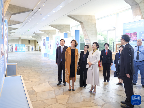 彭丽媛参访联合国教科文组织总部并会见阿祖莱总干事2_缩小大小.jpeg