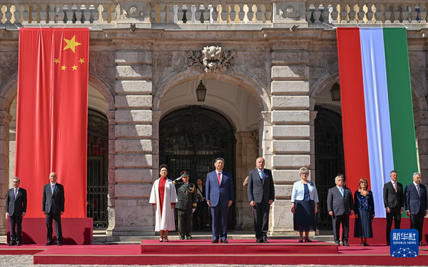 习近平出席匈牙利总统舒尤克和总理欧尔班举行的欢迎仪式1_缩小大小.jpg