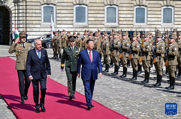 习近平出席匈牙利总统舒尤克和总理欧尔班举行的欢迎仪式2_缩小大小.jpg