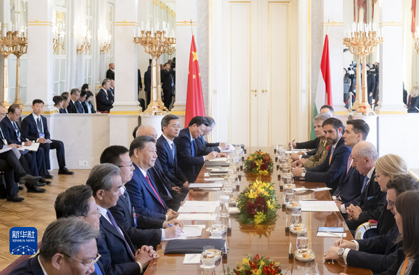 习近平同匈牙利总统舒尤克举行会谈2_缩小大小.jpg