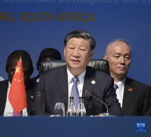 习近平出席金砖国家同非洲国家及其他新兴市场和发展中国家领导人对话会1_缩小大小.jpg