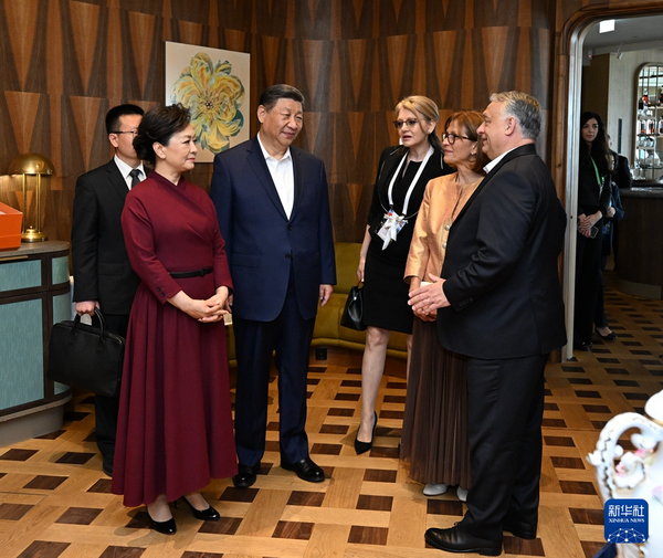 习近平出席匈牙利总理欧尔班举行的饯行活动1_缩小大小.jpg